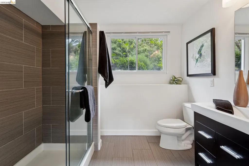 201 Crestmont Oakland CA 94619