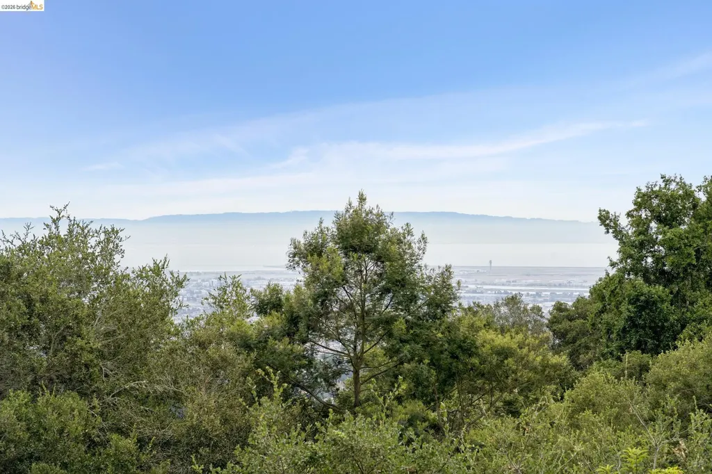 201 Crestmont Oakland CA 94619