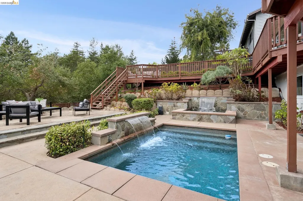 201 Crestmont Oakland CA 94619
