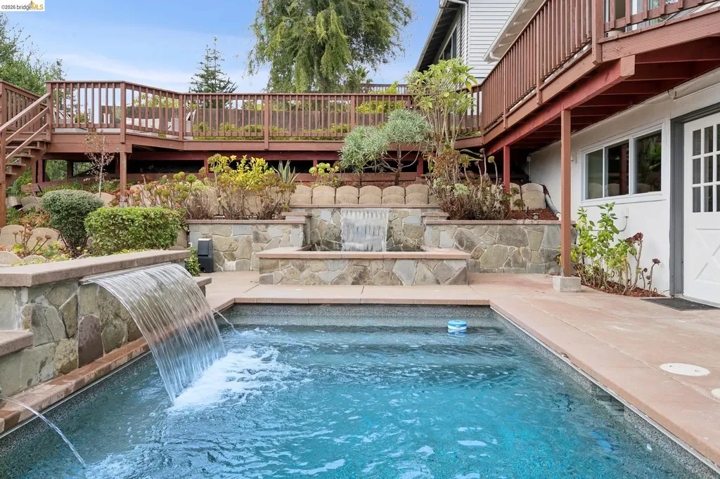 201 Crestmont Oakland CA 94619