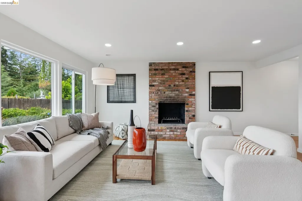 201 Crestmont Oakland CA 94619
