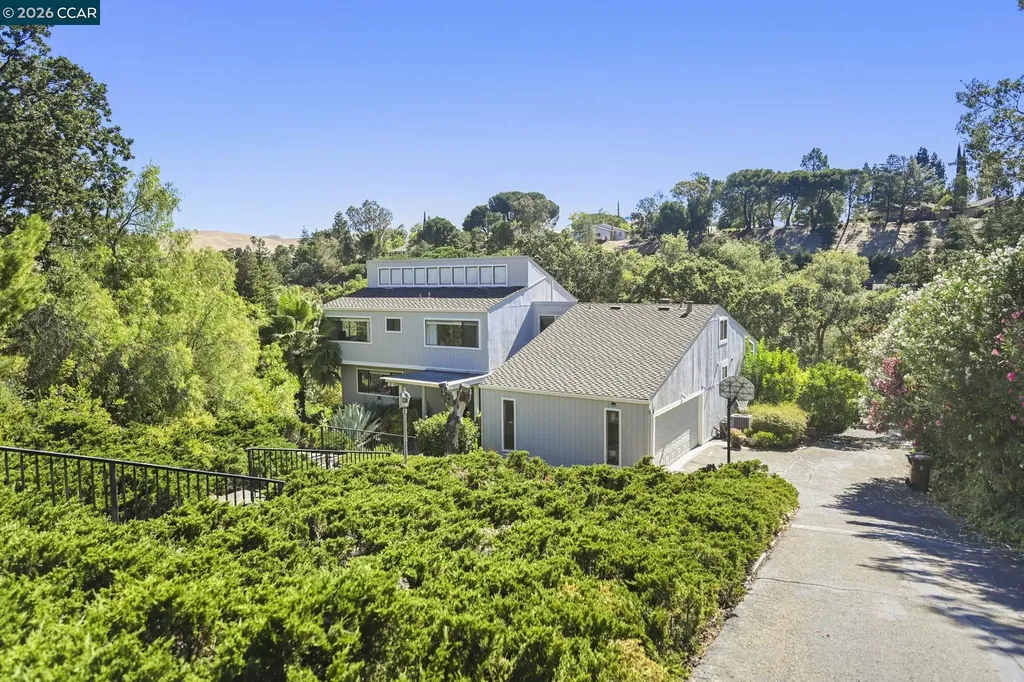 864 Coachman Place Clayton CA 94517