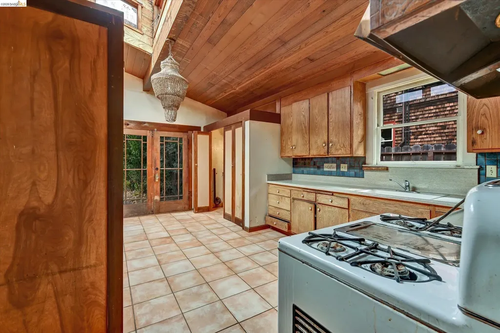 2219 Derby Street Berkeley CA 94705