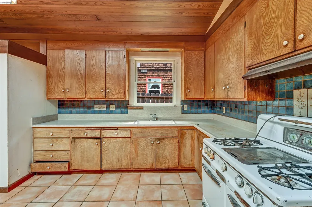2219 Derby Street Berkeley CA 94705