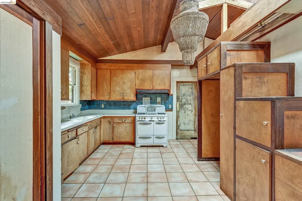 2219 Derby Street Berkeley CA 94705