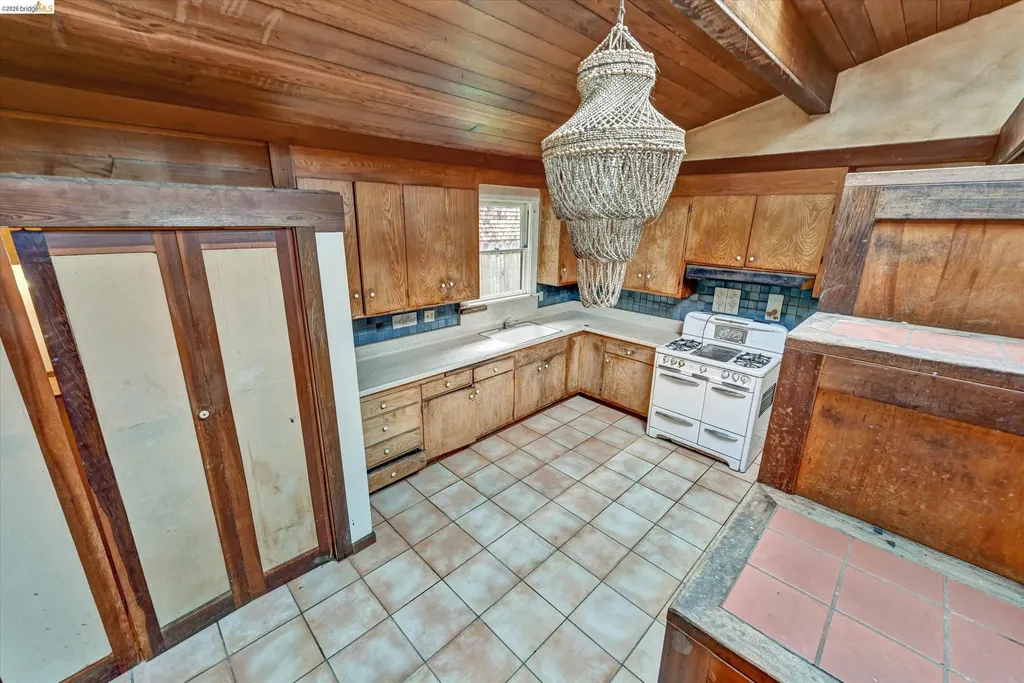 2219 Derby Street Berkeley CA 94705