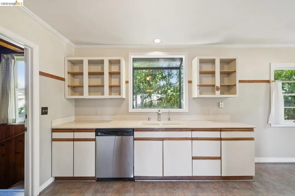 7526 Greenly Drive Oakland CA 94605