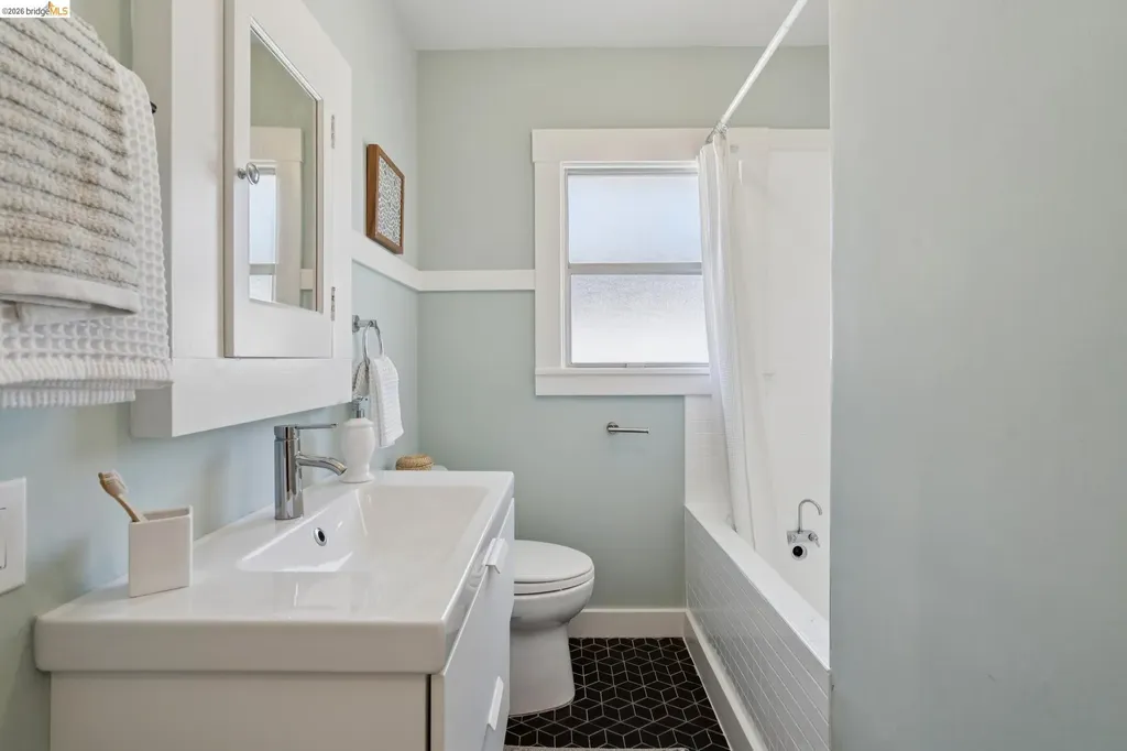 4187 Emerald Street Oakland CA 94609