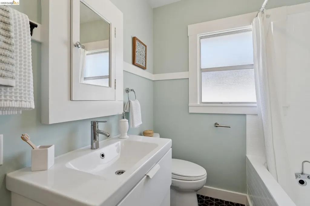 4187 Emerald Street Oakland CA 94609
