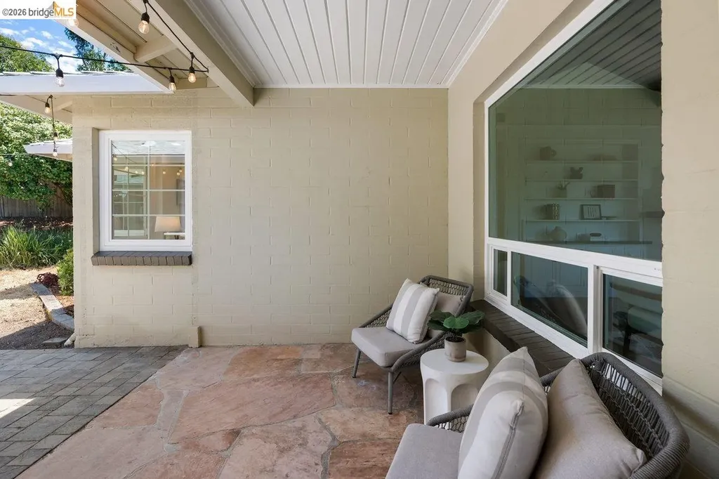 4504 Fairbairn Avenue Oakland CA 94619