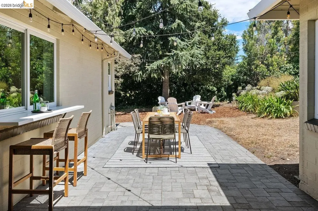 4504 Fairbairn Avenue Oakland CA 94619