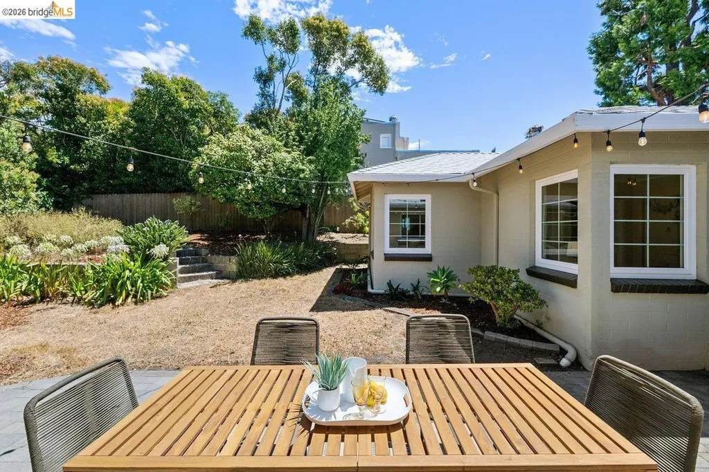 4504 Fairbairn Avenue Oakland CA 94619