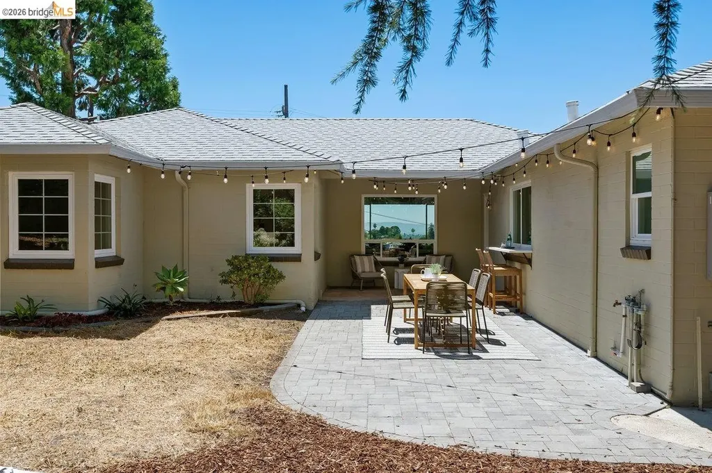 4504 Fairbairn Avenue Oakland CA 94619