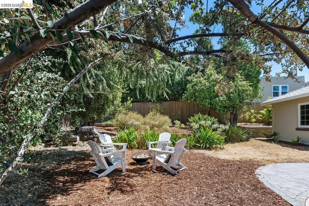 4504 Fairbairn Avenue Oakland CA 94619