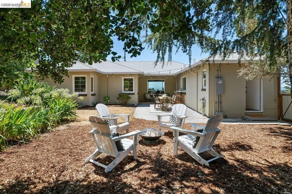 4504 Fairbairn Avenue Oakland CA 94619