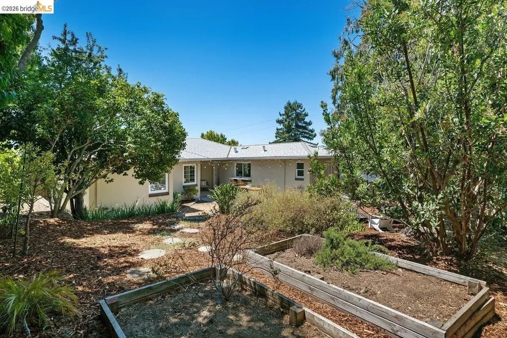 4504 Fairbairn Avenue Oakland CA 94619