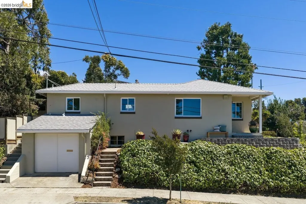 4504 Fairbairn Avenue Oakland CA 94619