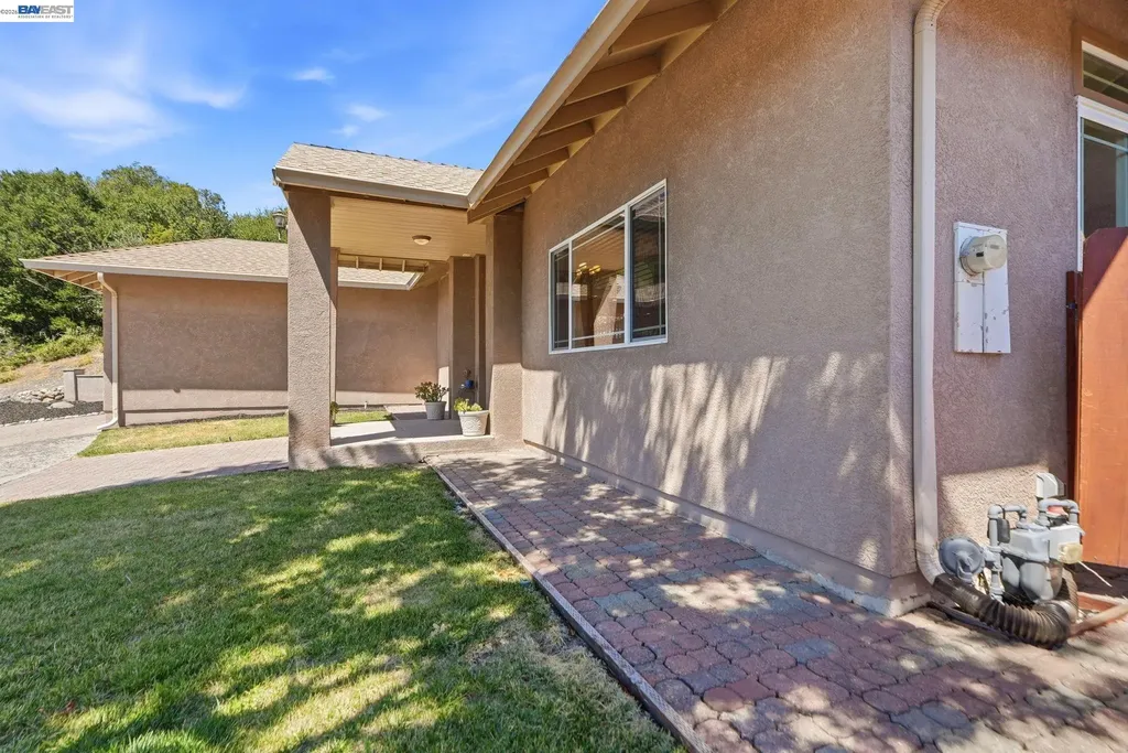 210 Amend Court El Sobrante CA 94803