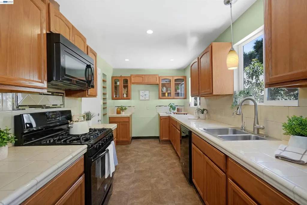 25826 Bryn Mawr Avenue Hayward CA 94542