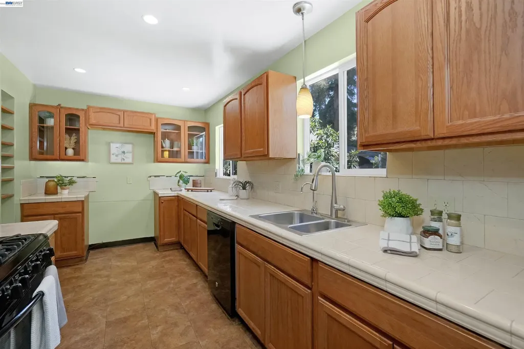 25826 Bryn Mawr Avenue Hayward CA 94542
