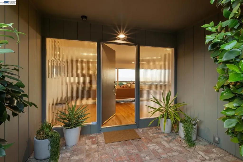 6957 Armour Drive Oakland CA 94611