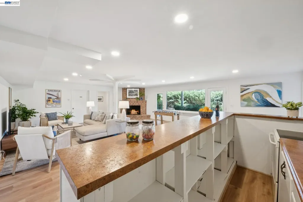6957 Armour Drive Oakland CA 94611