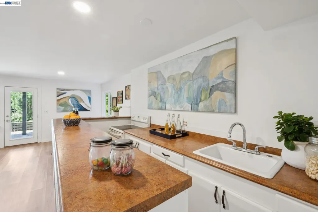 6957 Armour Drive Oakland CA 94611