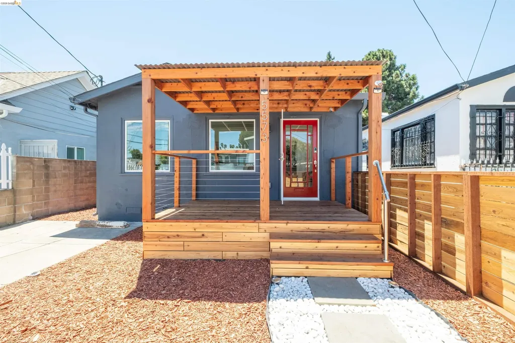 5573 Harvey Avenue Oakland CA 94621
