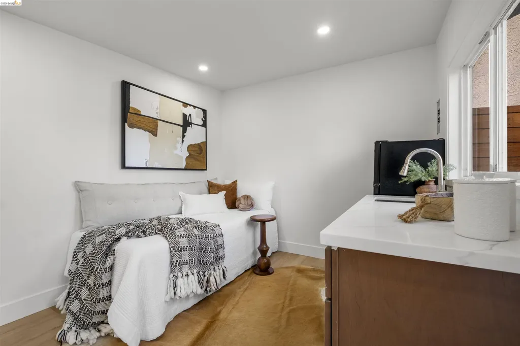 5573 Harvey Avenue Oakland CA 94621
