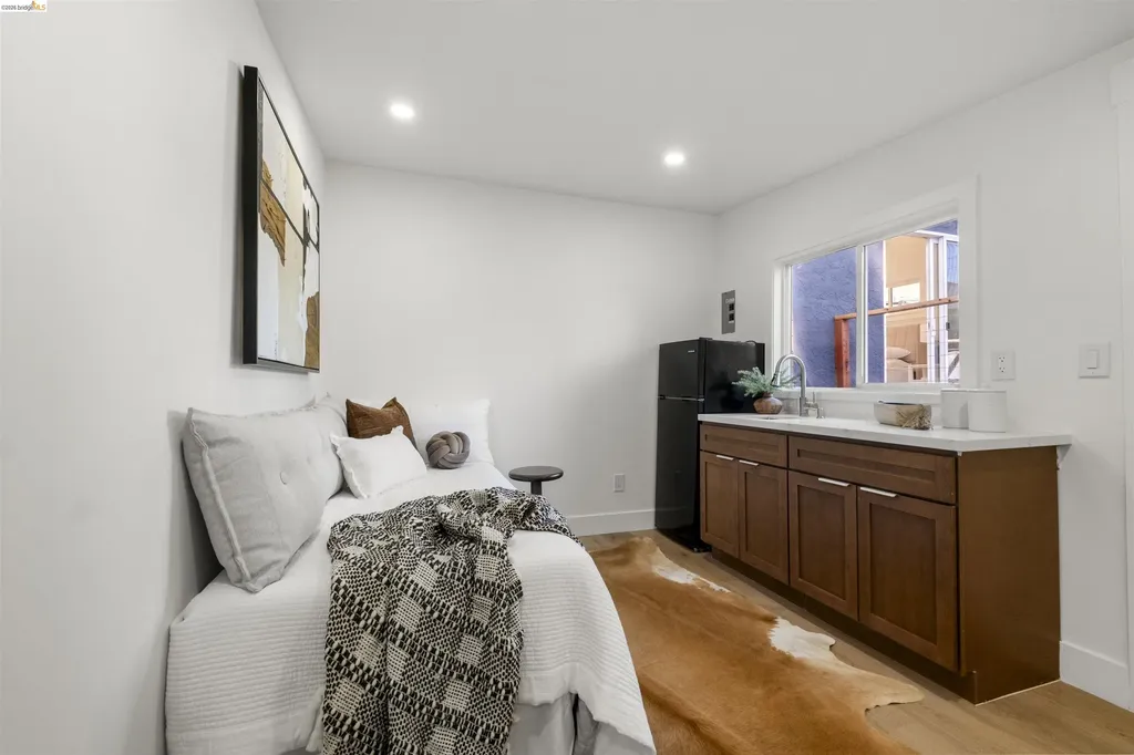 5573 Harvey Avenue Oakland CA 94621
