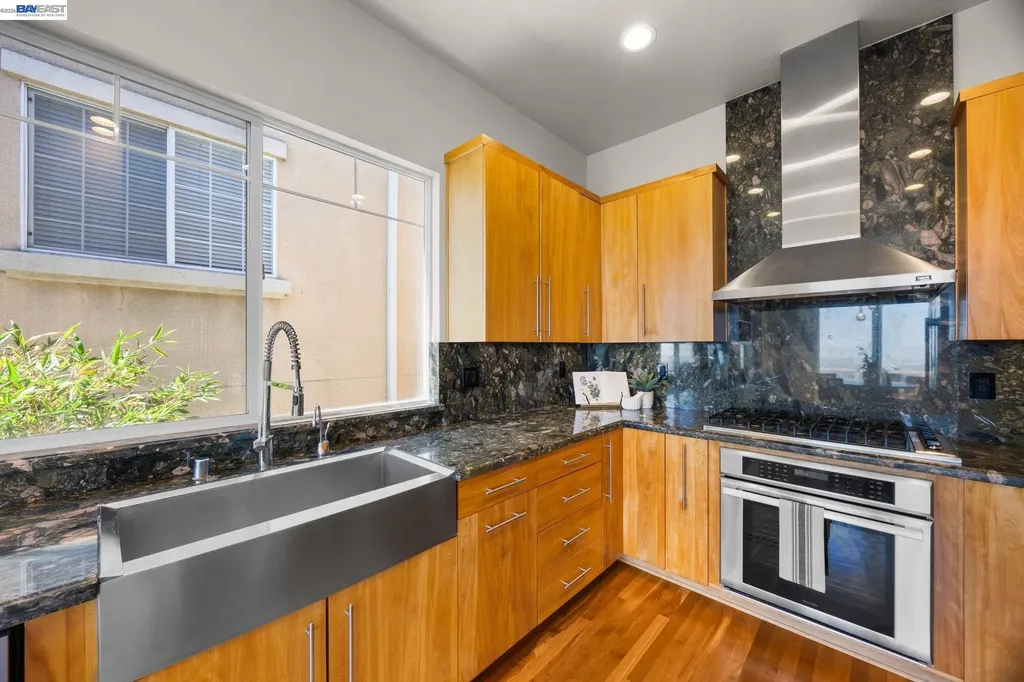 8249 Skyline Circle Oakland CA 94605