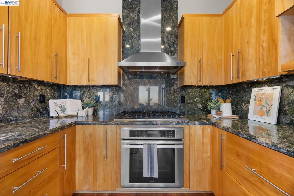 8249 Skyline Circle Oakland CA 94605