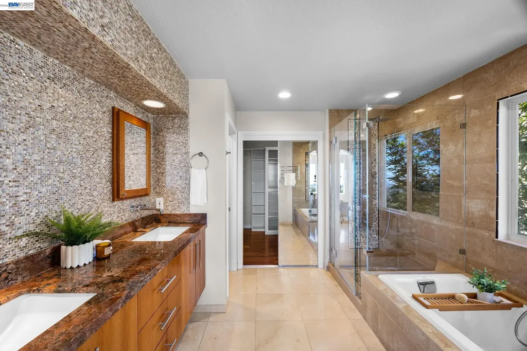 8249 Skyline Circle Oakland CA 94605