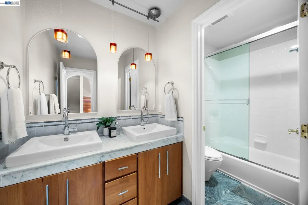 8249 Skyline Circle Oakland CA 94605