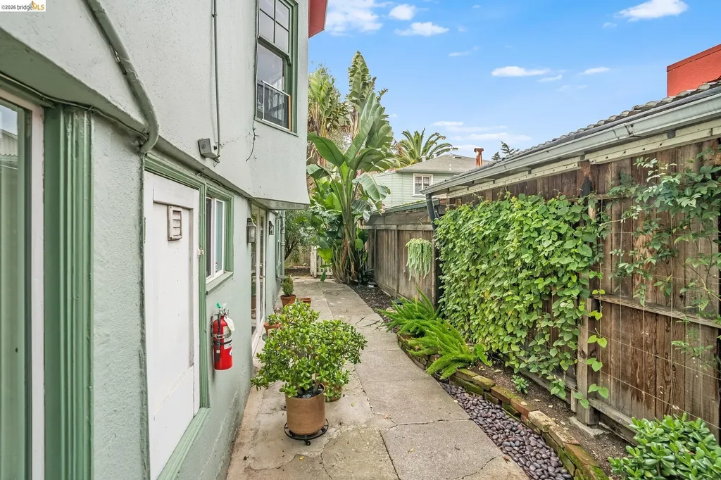 95 Moss Avenue Oakland CA 94610