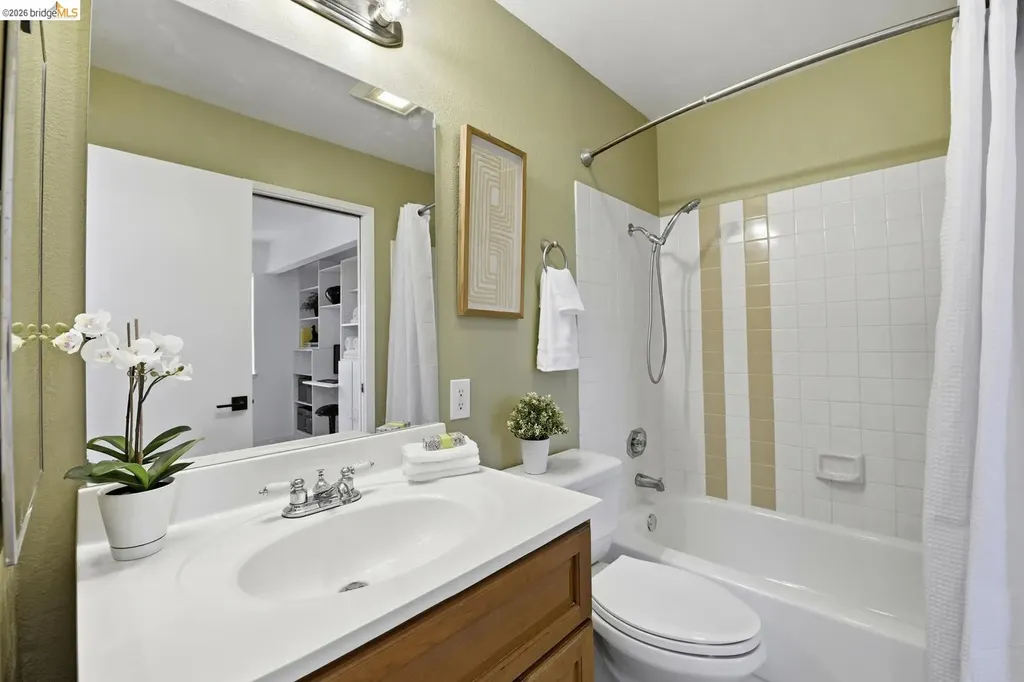 9729 Elmview Drive Oakland CA 94603