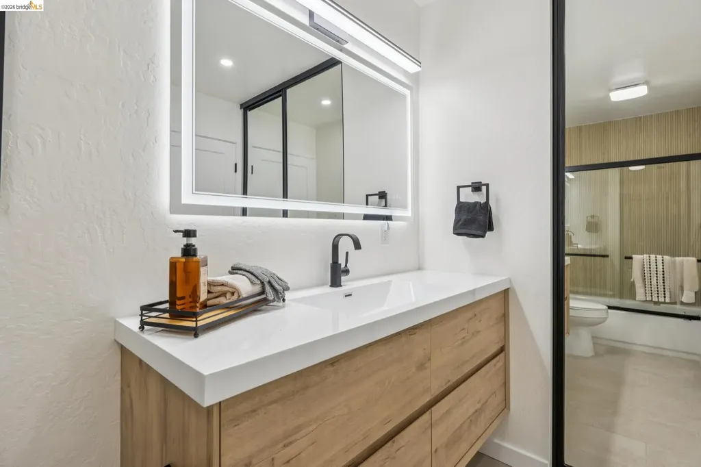 7 Embarcadero West Oakland CA 94607