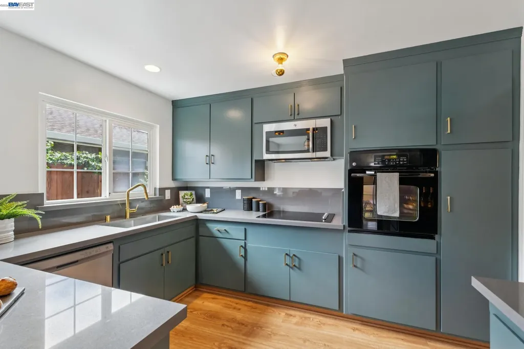 3280 Adams Street Alameda CA 94501