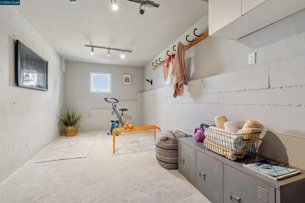 4908 Cochrane Avenue Oakland CA 94618