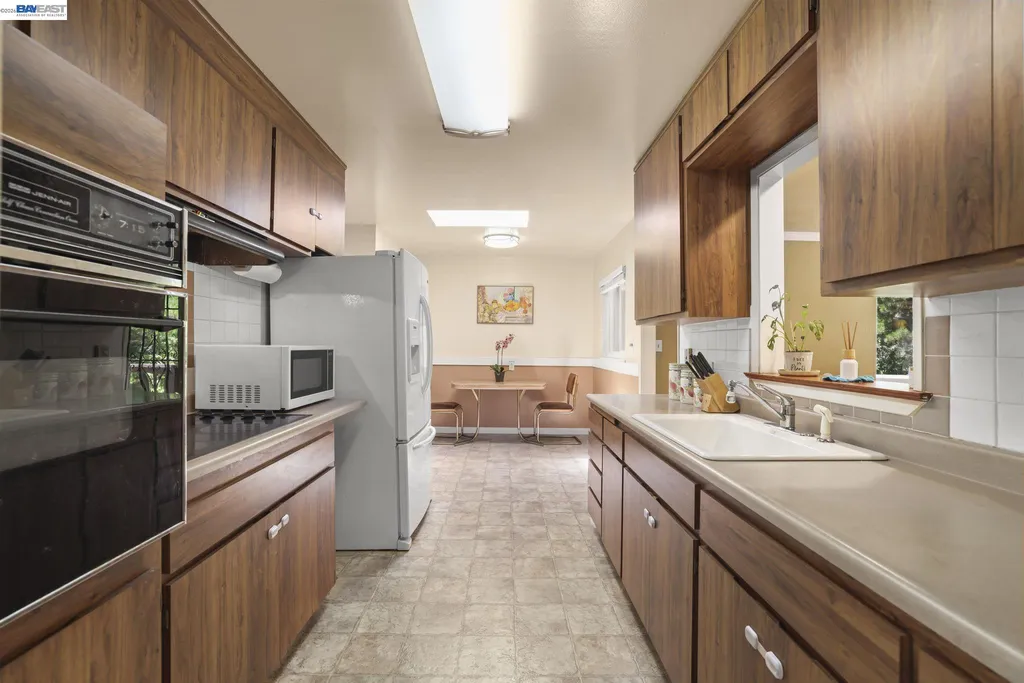 4815 Shetland Avenue Oakland CA 94605