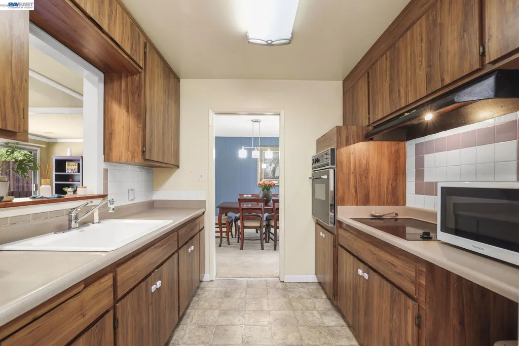 4815 Shetland Avenue Oakland CA 94605