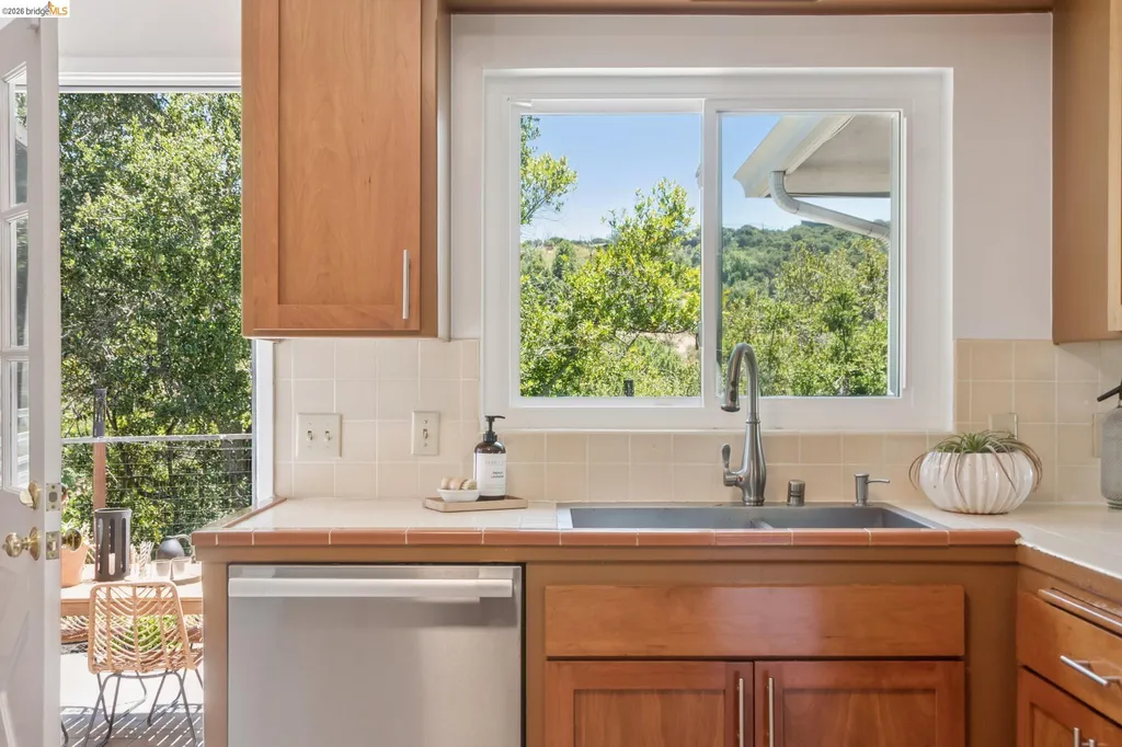 21 Orinda Vista Drive Oakland CA 94605