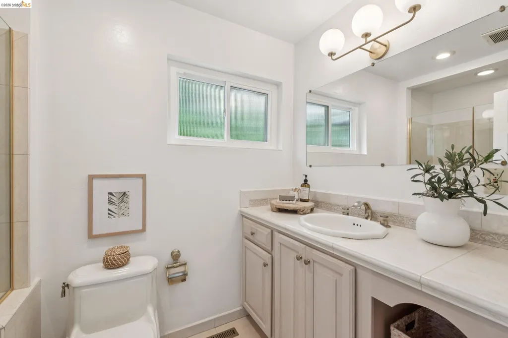 21 Orinda Vista Drive Oakland CA 94605