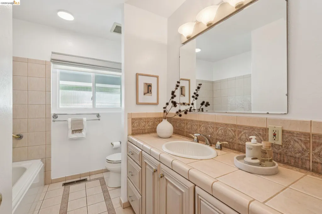 21 Orinda Vista Drive Oakland CA 94605