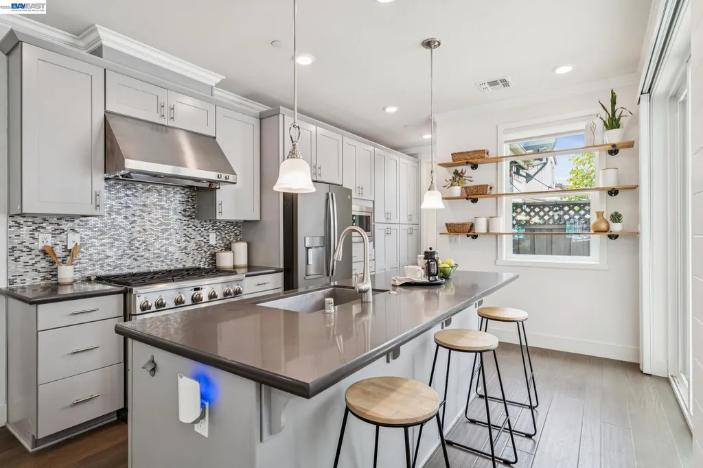 1568 Clement Avenue Alameda CA 94501