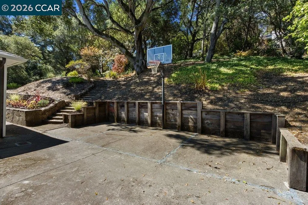 59 El Toyonal Orinda CA 94563