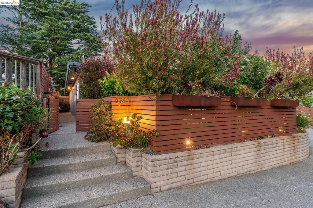 6941 Ridgewood Way Oakland CA 94611
