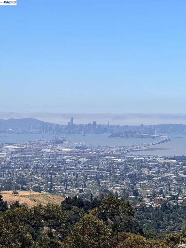 6077 Skyline Boulevard Oakland CA 94611