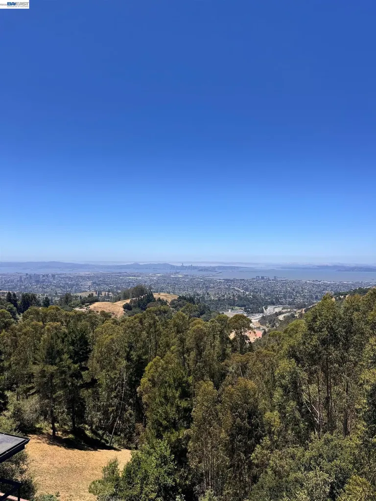 6077 Skyline Boulevard Oakland CA 94611