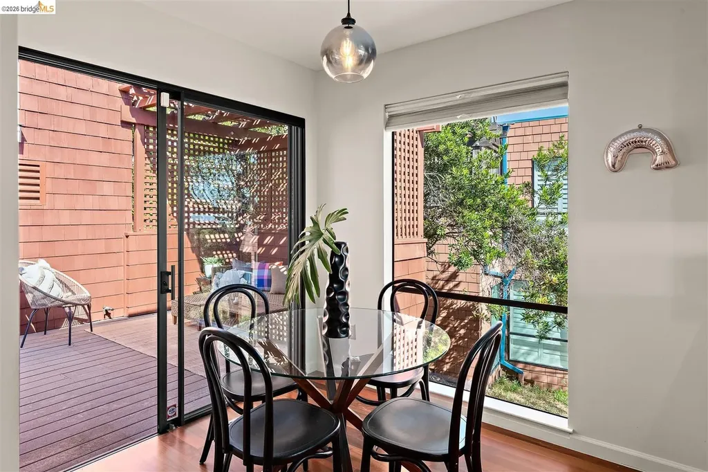 32 Sereno Circle Oakland CA 94619
